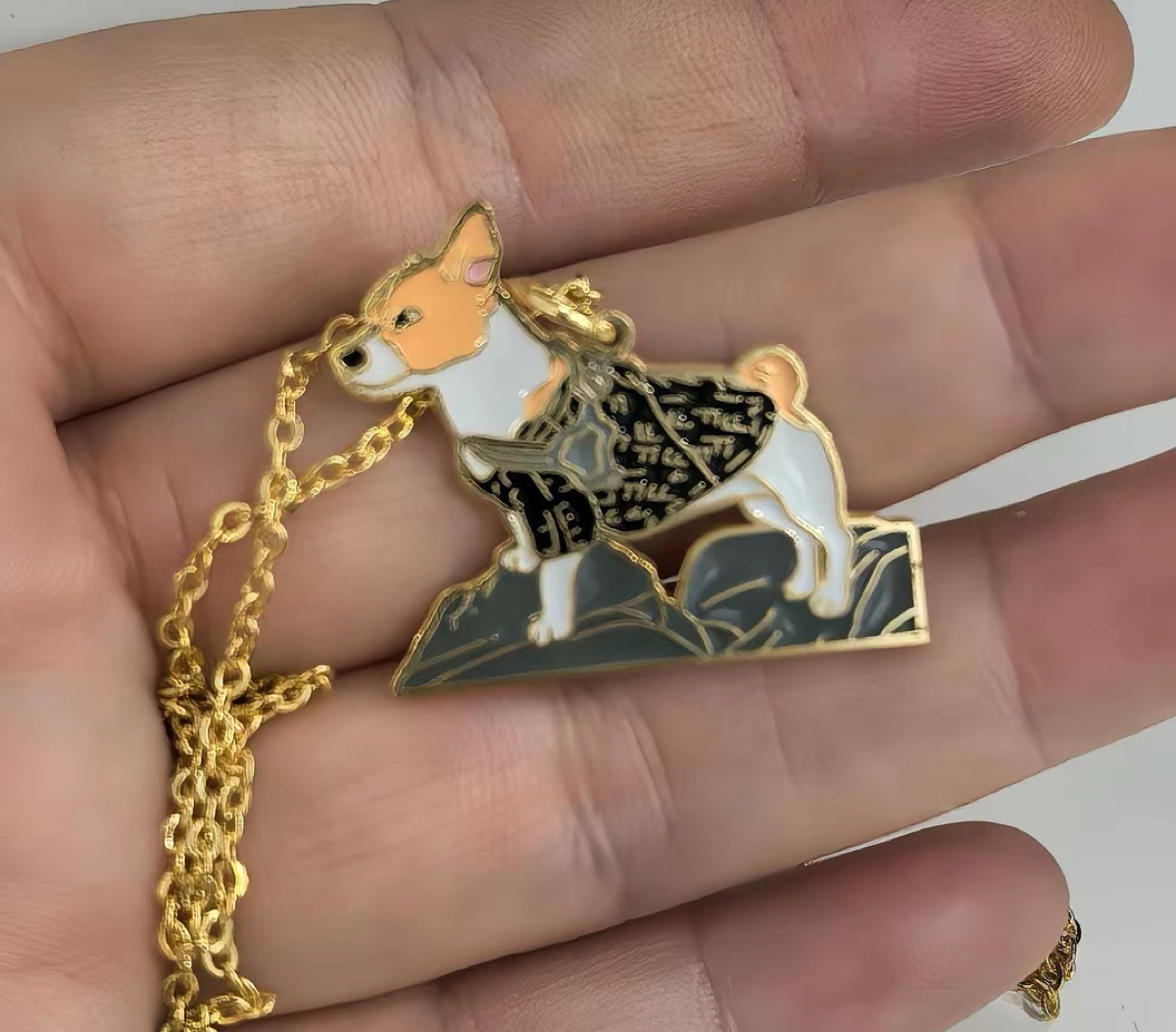 散歩大好きなモコをペンダントに🐶 金色の輪郭がすごくきれい。毎日つけてます!